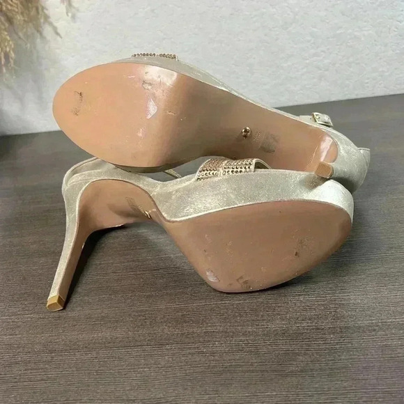 PELLE MODA Onora T-strap Sandal In Platinum Size 10M - Picture 9 of 9